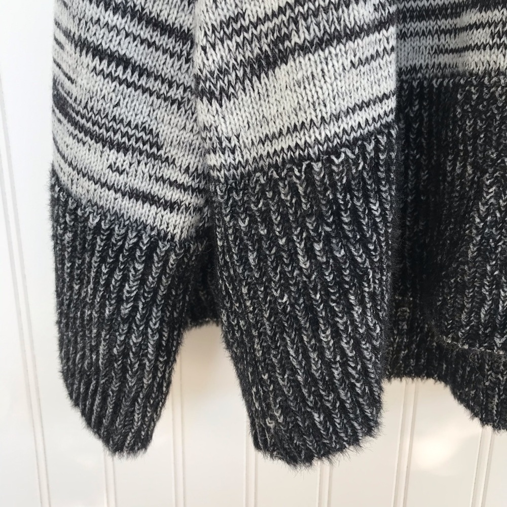 Gray & Black Sweater - Picture 4 of 7